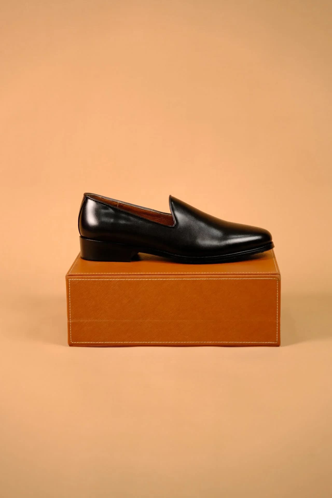 WHOLE-CUT SLIPPERS