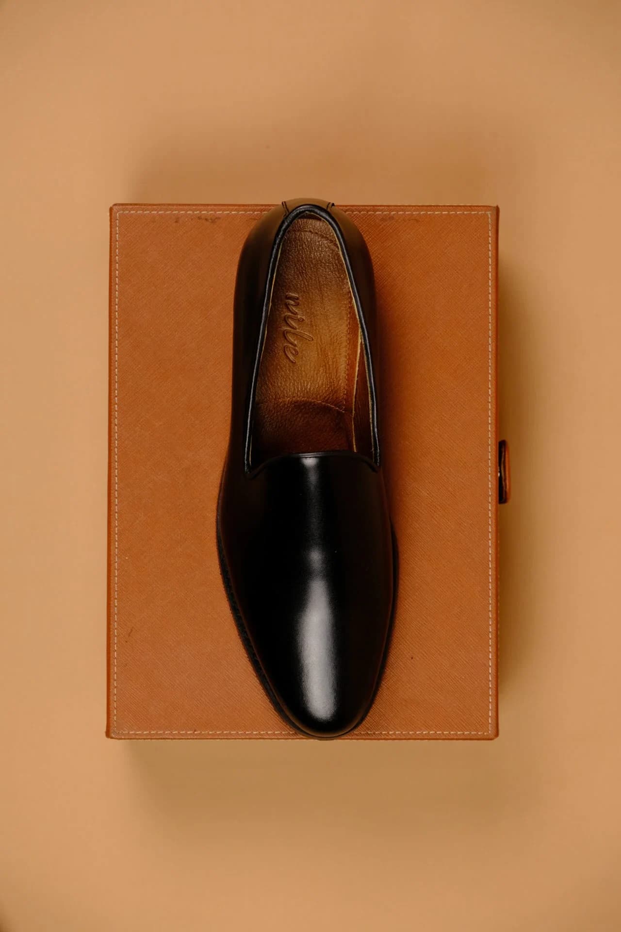 WHOLE-CUT SLIPPERS