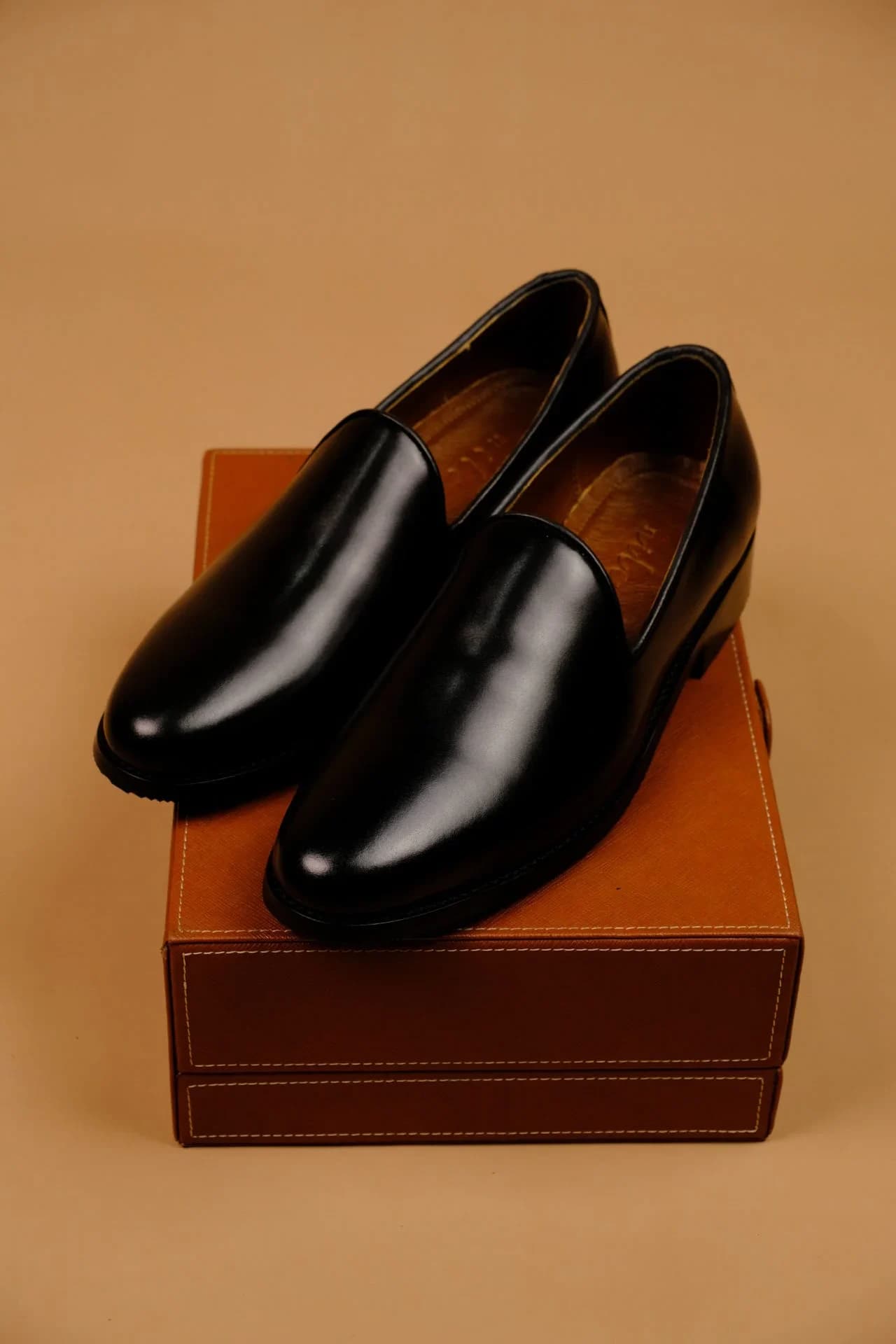 WHOLE-CUT SLIPPERS