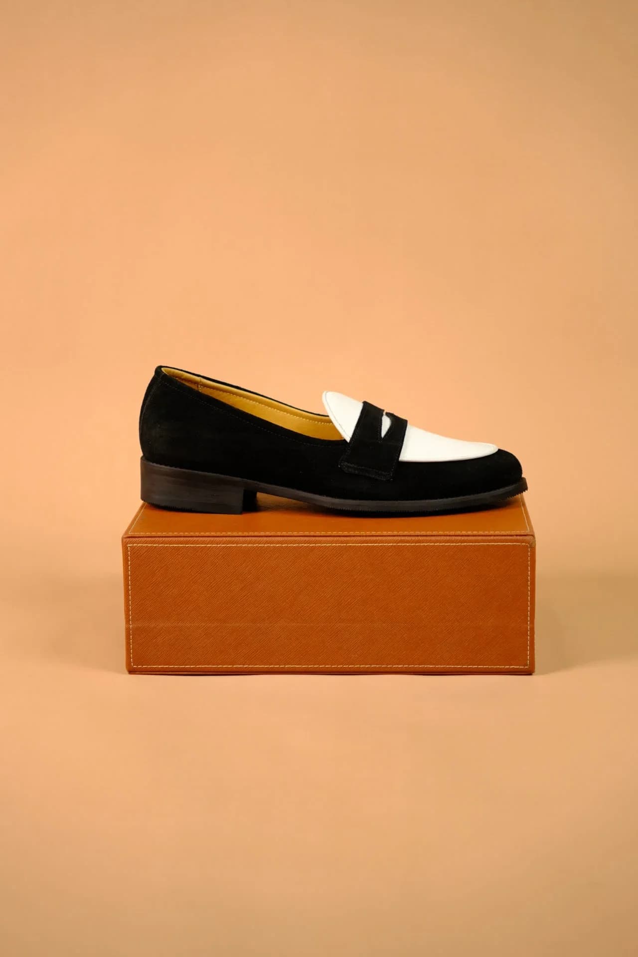 Penny Suede black-white