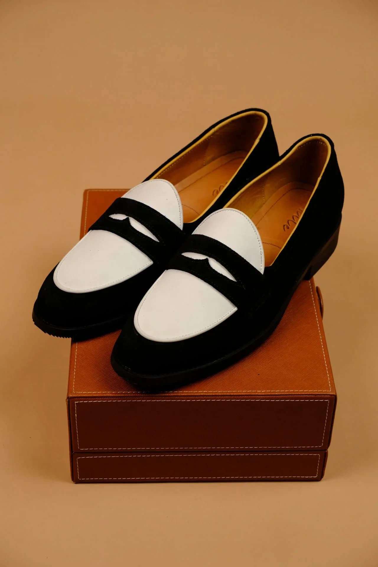 Penny Suede black-white
